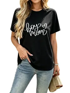 Lässige schwarze Damen Kurzarm T-Shirt mit Boy Mom Buchstaben Druck, Detailansicht.