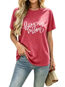 Lockeres Damen Kurzarm T-Shirt mit niedlichem Boy Mom Buchstaben Aufdruck Design.