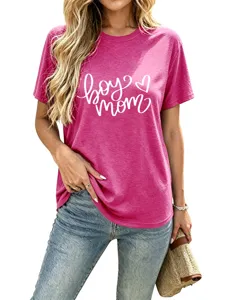 Nahaufnahme Detail des rosa Damen Kurzarm T-Shirts mit weißem Boy Mom Herz Buchstaben.