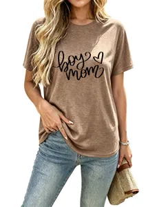 Lässiges, minimalistisches Damen Kurzarm T-Shirt in Braun mit Boy Mom Print Detail.