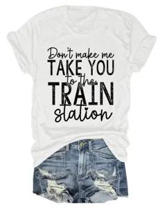 Lässiges Damen Kurzarm Rundhals Buchstaben bedrucktes T-Shirt mit Jeansshorts kombiniert.
