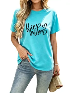 Detailansicht des lässigen türkisen Damen Kurzarm T-Shirts mit stilvollem Boy-Mom-Druck.
