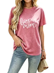 Detailansicht des rosafarbenen Baumwoll-Kurzarmshirts mit einem stilvollen boy mom druck.