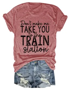Damen lässiges Rundhals Kurzarm Grafik T-Shirt stilvoll kombiniert mit Jeansshorts.