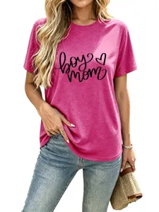 Modisches rosa Damen Kurzarm T-Shirt mit dem trendigen boy mom Buchstaben Print.