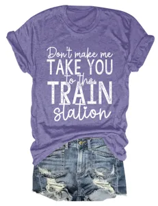 Lila Kurzarm Rundhals T-Shirt Detail mit coolm Spruch Grafikdruck und Jeansshorts.