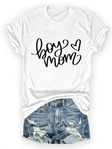 Damen lässiges Kurzarm T-Shirt mit niedlichem Boy Mom Buchstaben Druck und Herz Muster.