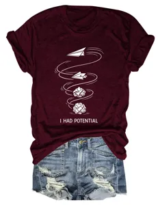 Nahaufnahme des stylischen lässigen Damen Rundhals Kurzarm T-Shirts mit Grafikdruck.