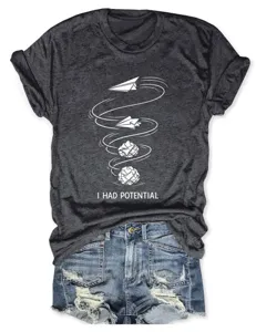 Lässiges Damen Kurzarm Rundhals T-Shirt mit lustigem Papierflieger Grafik und Spruch.