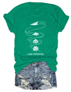 Grünes Damen Kurzarm T-Shirt mit kreativem Papierflieger und Motivdruck für den Alltag.