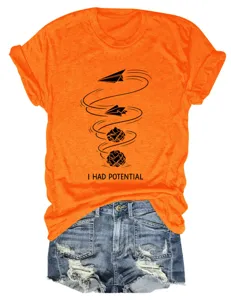 Orangenes Damen T-Shirt mit kurzem Arm, Rundhalsausschnitt und witzigem Papierflieger-Print.