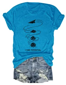 Lässiges blaues Kurzarm T-Shirt mit lustigem Papierflieger Druck und stylische Jeansshorts.