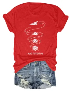 Nahaufnahme des roten kurzärmeligen Grafikt-Shirts mit kreativem Papiermotivdruck.