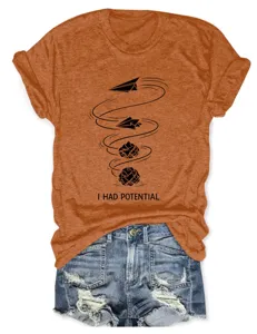 Nahaufnahme Detail des orangefarbenen Damen Kurzarm Grafik T-Shirts mit Papierflieger.