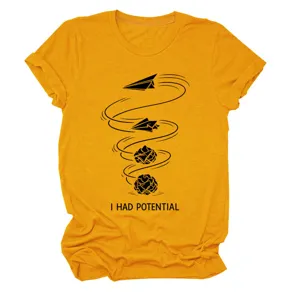 Senfgelbes Damen Rundhals Kurzarm T-Shirt mit kreativem Papierflieger Motiv bedruckt.