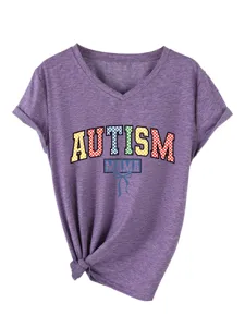 Gedetailleerd uitzicht van het paarse V-hals t-shirt met korte mouwen en autism mama print.