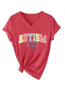 Gedetailleerd overzicht van rood V-hals t-shirt met korte mouwen en autism mama print.