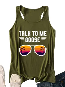 Detailweergave van de legergroene dames tanktop met Talk to me Goose grafische print.