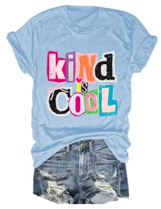 Lässiges Damen Kurzarm Rundhals T-Shirt kombiniert mit Jeansshorts für modische Alltagskleidung.