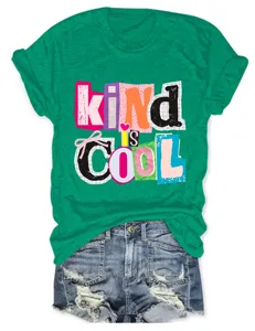 Lässiges grünes Kurzarm-T-Shirt mit Letterprint und coolen Jeans-Shorts für Damen.
