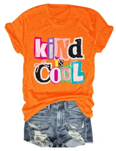 Lässiges orangefarbenes Kurzarm-T-Shirt mit trendigem Kind-is-cool-Buchstabenprint.
