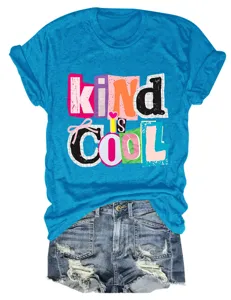 Nahaufnahme des hellblauen Kurzarm-T-Shirts mit dem lebendigen kind is cool Textmotiv.