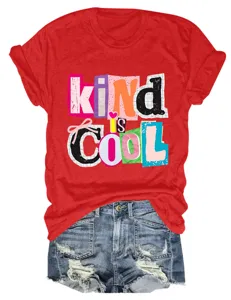 Damen Kurzarm Rundhals T-Shirt mit Grafikprint und Jeansshorts Detailansicht hier.