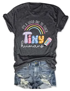 Gros plan détaillé du t-shirt à manches courtes gris foncé avec motif d'arc-en-ciel et de lettres.