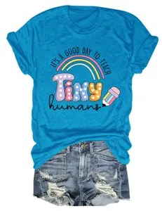 T-shirt femme manches courtes col rond imprimé enseignant assorti à un short en jean