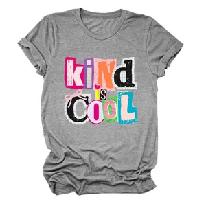 Detailansicht des grauen Damen Kurzarm T-Shirts mit farbigem Collage Buchstaben Druck.