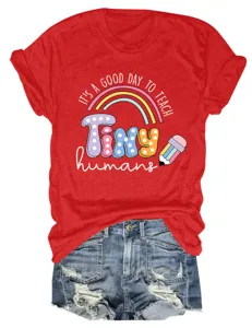 Vue détaillée d'un t-shirt rouge à manches courtes pour enseignant avec short en denim.