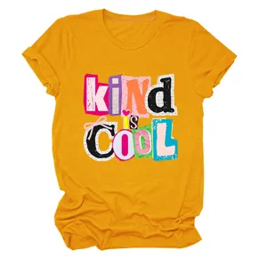 Locker gelbes Damen Rundhals Kurzarm T-Shirt mit modischem Grafikdruck für den Alltag.