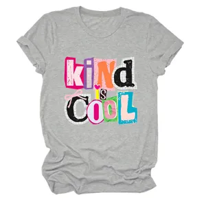 Lässiges graues kurzärmeliges T-Shirt für Damen mit buntem Ransom-Note-Stil Druck kind is cool.