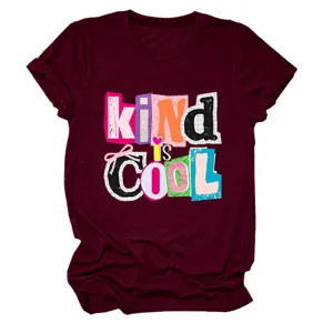 Damen Rundhals Kurzarm T-Shirt, burgunderrotes Top mit buntem Buchstaben Print im Detail.