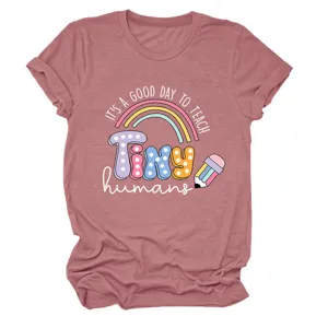 T-shirt femme décontracté à manches courtes et col rond avec motif enseignant mignon.