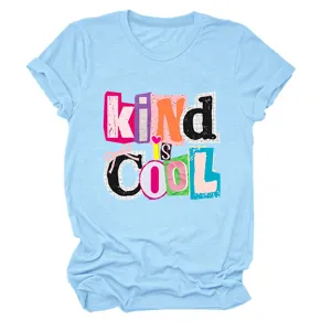 Nahaufnahme des hellblauen Damen Kurzarm T Shirts mit cooler grafischer Buchstabenoptik.