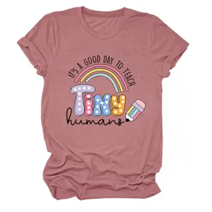 Gros plan détaillé du t-shirt à manches courtes décontracté avec motif graphique enseignant.