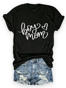 Detailansicht des lässigen schwarzen Kurzarm-T-Shirts mit einem süßen Boy-Mom-Print.