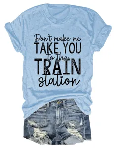 Lässiges hellblaues Damen Kurzarm T-Shirt mit lustigem Buchstabenprint und Jeansshorts Outfit.