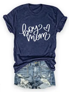 Detailaufnahme eines lässigen dunkelblauen Damen T-Shirts mit weißem Buchstaben-Print.