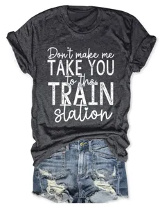 Detaillierte Ansicht des dunkelgrauen Kurzarm-T-Shirts mit Grafikdruck und Jeansshorts.