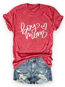 Lässiges rotes Damen T-Shirt mit kurzen Ärmeln und süßem Boy Mom Buchstaben Druck.