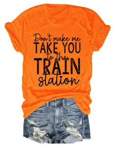 Orangenes Kurzarm-T-Shirt mit Rundhalsausschnitt und witzigem Spruch und Jeansshorts.