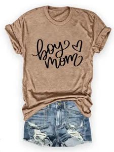 Detailaufnahme eines lässigen Damen Kurzarm T-Shirts mit Buchstabenprint und Jeansshorts.