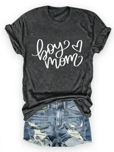Nahansicht des anthrazitgrauen Kurzarm-T-Shirts mit boy mom Grafik und Jeansshorts.