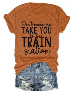 Lässiges oranges Kurzarm-T-Shirt mit stylischem Buchstaben-Print und blauen Jeans-Shorts.