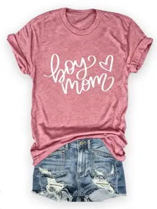 Nahaufnahme des rosa Baumwoll-T-Shirts mit stilvollem Boy-Mom-Grafikdruck Detail.