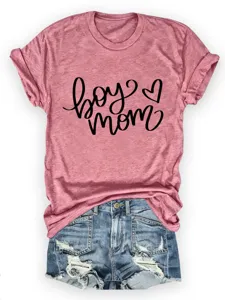 Detailansicht des rosa melierten Kurzarm-T-Shirts mit boy mom Text und passenden Jeansshorts.