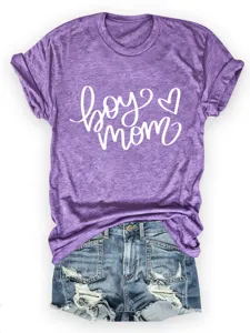 Lässiges violettes Boy Mom Print T-Shirt kombiniert mit Destroyed Jeansshorts für Damen.