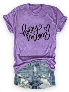 Lässiges violettes Kurzarm-T-Shirt mit Buchstaben-Print und blauen Jeansshorts Detail.
